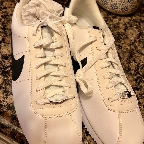 Nike Cortez - Picture 2 of 4